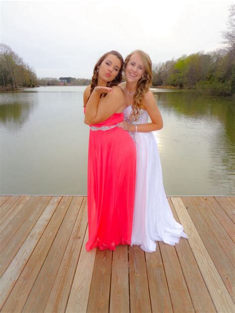 cute prom poses for best friends